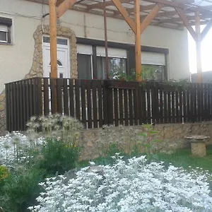 Nati Es Bea Vendeghaz Apartament